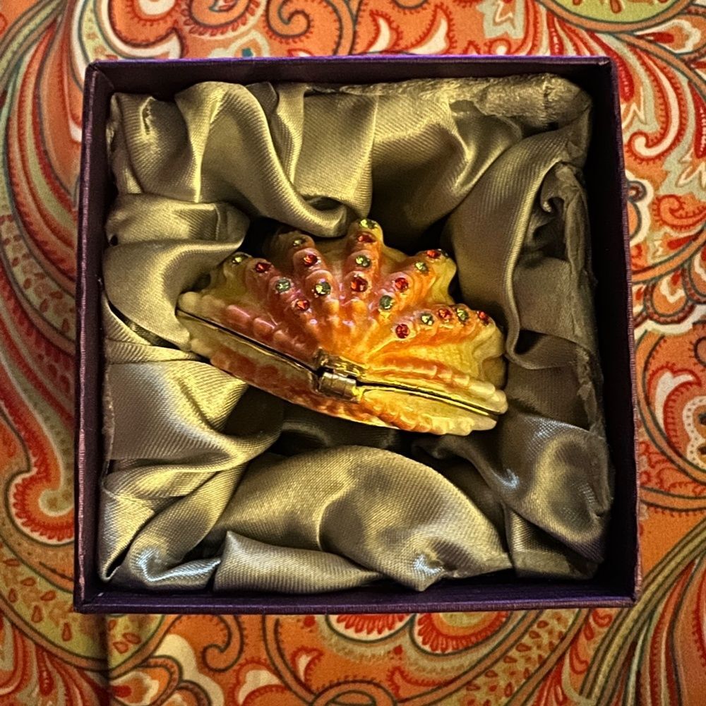 NIB Rucinni Jeweled Trinket Box Sea Clam Shell with Swarovski Crystals